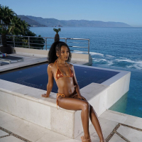 Gorgeous babe Olivia Jayy plays with her own naked body in the sun