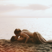 El chico de la playa nudista