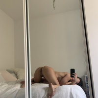 Fit babe Abbie Maley takes a hot mirror selfie