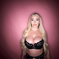 Blonde UK chick Kendra Sunderland displays her phat ass in lingerie and nylons