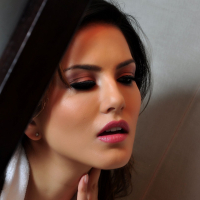 Sunny Leone loses her Bathrobe and poses naked