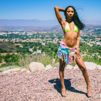 Ebony Olivia Jayy reveals her slim body outdoors
