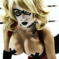 Busty hottie Kayla Kiss dresses up as Harley Quinn for you