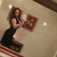 Curvy MILF Eva Notty takes a hot mirror selfie