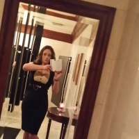 Curvy MILF Eva Notty takes a hot mirror selfie