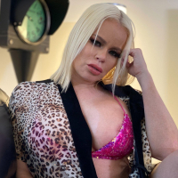 Nikki Delano blows fat shaft and performs rimming