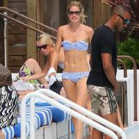 Beautiful Doutzen Kroes showing her curvy body wearing blue bikini by the pool i