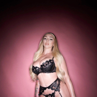Curvy beauty Kendra Sunderland is teasing in sexy lingerie and stockings
