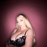 Curvy beauty Kendra Sunderland is teasing in sexy lingerie and stockings