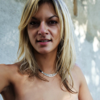 Blonde Klarisa Leone shows her hot Body outside