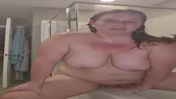 Geghetsik tikiny khaghum e ir dildoyi het