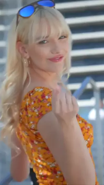 mouth holes specialist blonde fingers
