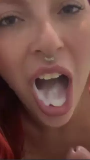 engolindo porra dessa gostoso quentinha