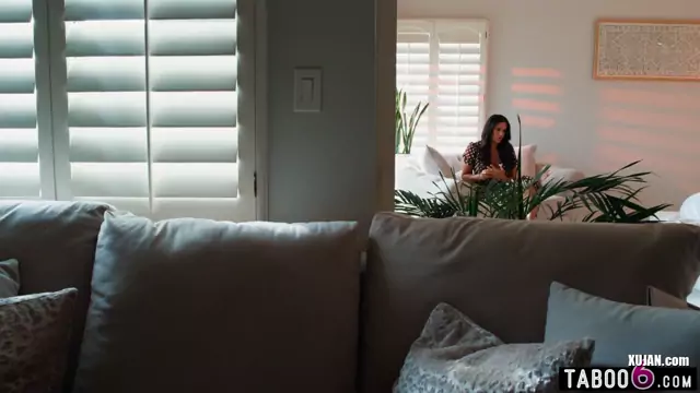 mature MOMMY Penny Barber texts the paperboy to come over