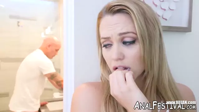 Ass beauty Mia Malkova deepthroats ravaged by muscle dude