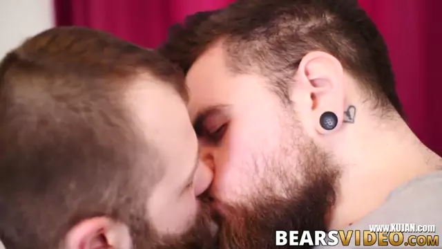 Burly cub Claudio White sucked off before hard bareback