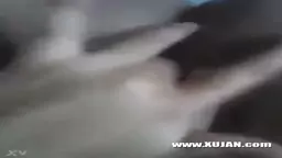 Se mete los dedos