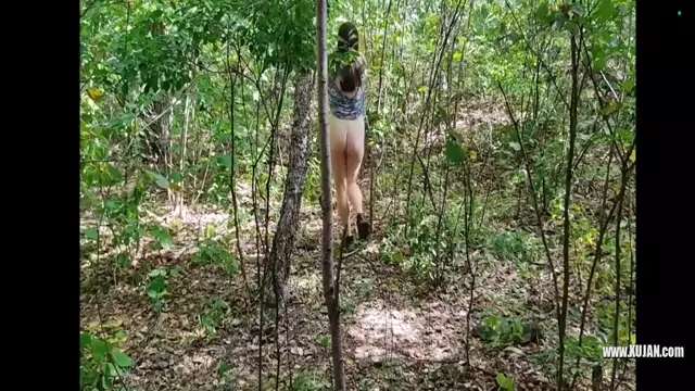 Я раздеваюсь на природе.