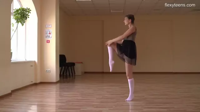 Super flexible Tonya making gymnasts positions before the camera