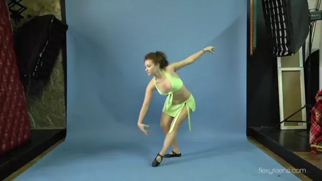 Mila Gimnasterka bushy tight beauty doing gymnastics