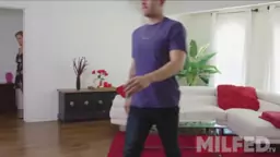 La MAMAacute de mi NOVIA pensoacute que Ella estaba TENIENDO SEXO en Realidad Virtual mdash MILFED