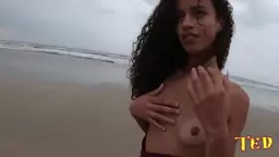 A novinha adora ficar nua na praia